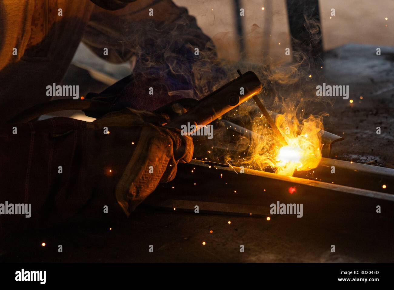 U.S. Marine Corps Lance Cpl. Brogan Brown, un operatore di attrezzature ingegneristiche con Combat Logistics Battalion 15 (CLB 15), Combat Logistics Regiment 17, 1st Marine Logistics Group, assegnato al Joint Task Force-Southern Border (JTF-SB), produce pali di ingegneri su staffe durante l'addestramento alla saldatura a Yuma, Ariz., 13 ottobre 2025. L'addestramento, fornito ai Marines recentemente assegnati all'8th Engineer Support Battalion, Combat Logistics Regiment 27, 2nd Marine Logistics Group, ha sottolineato l'applicazione pratica e le operazioni correnti per migliorare le competenze tecniche e garantire la preparazione per la missione futura Foto Stock