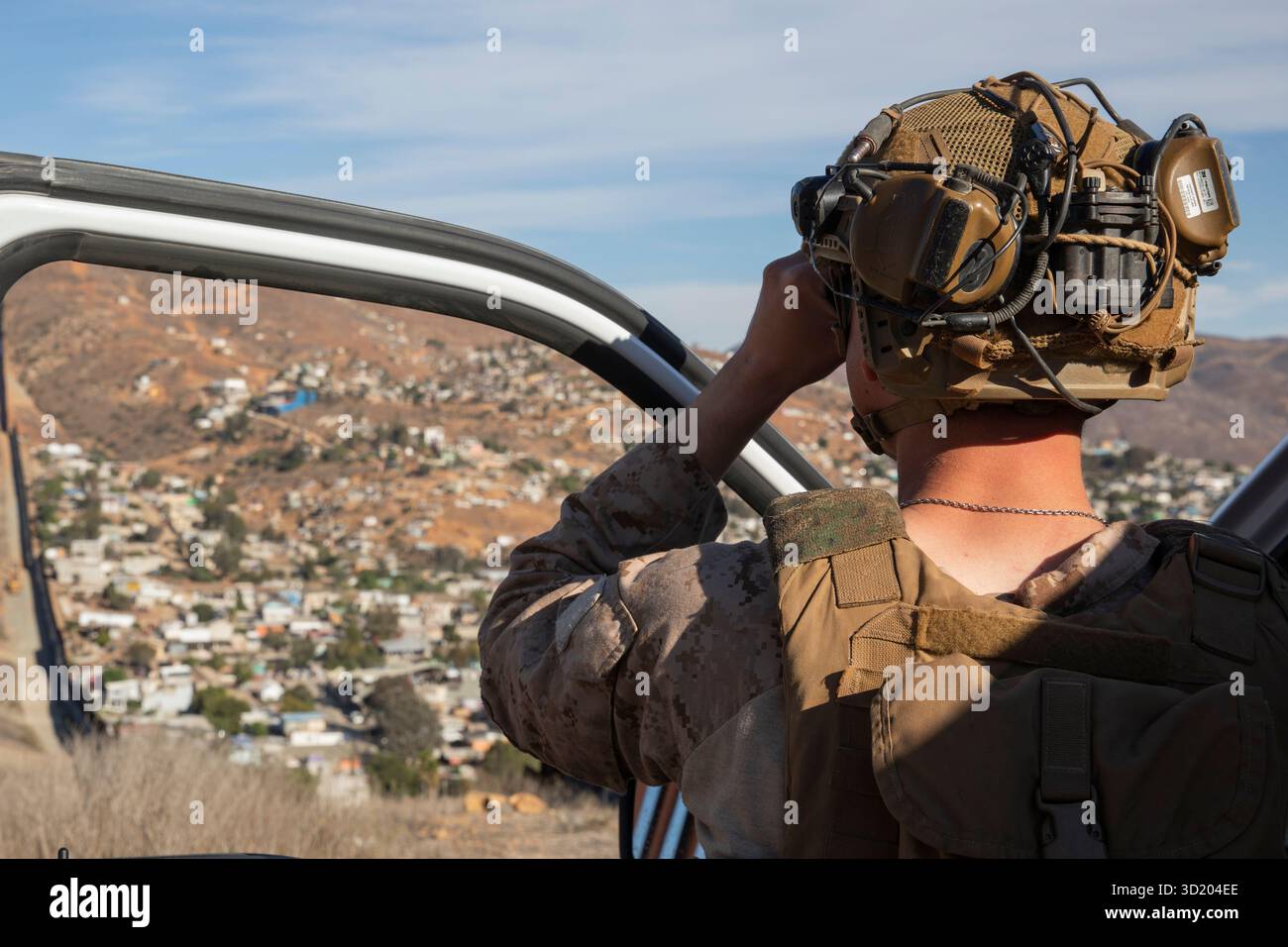 Juan Muniz, un leader della squadra con il 3rd Battalion, 4th Marine Regiment, 1st Marine Division, assegnato alla Joint Task Force-Southern Border (JTF-SB), monitora l'attività illegale durante una pattuglia nei pressi di San Ysidro, California, 18 ottobre 2025. JTF-SB esegue operazioni su larga scala, agili e su tutti i domini a sostegno della protezione delle dogane e delle frontiere degli Stati Uniti per proteggere l'integrità territoriale degli Stati Uniti e ottenere il controllo operativo al 100% del confine meridionale. (Foto del corpo dei Marines degli Stati Uniti di Lance Cpl. Diego Berumen) Foto Stock