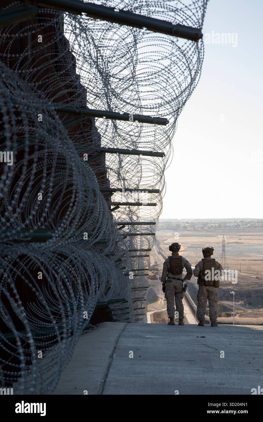 Lance Cpl. Berlin Keegan, Left, and Lance Cpl. Frank Lopez, entrambi assistenti di pattuglia, con il 3rd Battalion, 4th Marine Regiment, 1st Marine Division, assegnato alla Joint Task Force-Southern Border (JTF-SB), pattuglia la barriera di confine meridionale vicino a San Ysidro, California, 18 ottobre 2025. JTF-SB esegue operazioni su larga scala, agili e su tutti i domini a sostegno della protezione delle dogane e delle frontiere degli Stati Uniti per proteggere l'integrità territoriale degli Stati Uniti e ottenere il controllo operativo al 100% del confine meridionale. (Foto del corpo dei Marines degli Stati Uniti di Lance Cpl. Diego Berumen) Foto Stock