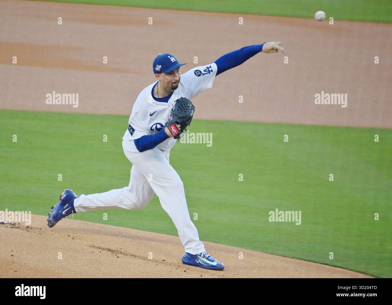 Los Angeles, Stati Uniti. 29 ottobre 2025. Il lanciatore titolare dei Los Angeles Dodgers Blake Snell (7) lancia nel primo inning contro i Toronto Blue Jays durante gara 5 delle MLB World Series al Dodger Stadium di Los Angeles mercoledì 29 ottobre 2025. Foto di Jim Ruymen/UPI credito: UPI/Alamy Live News Foto Stock