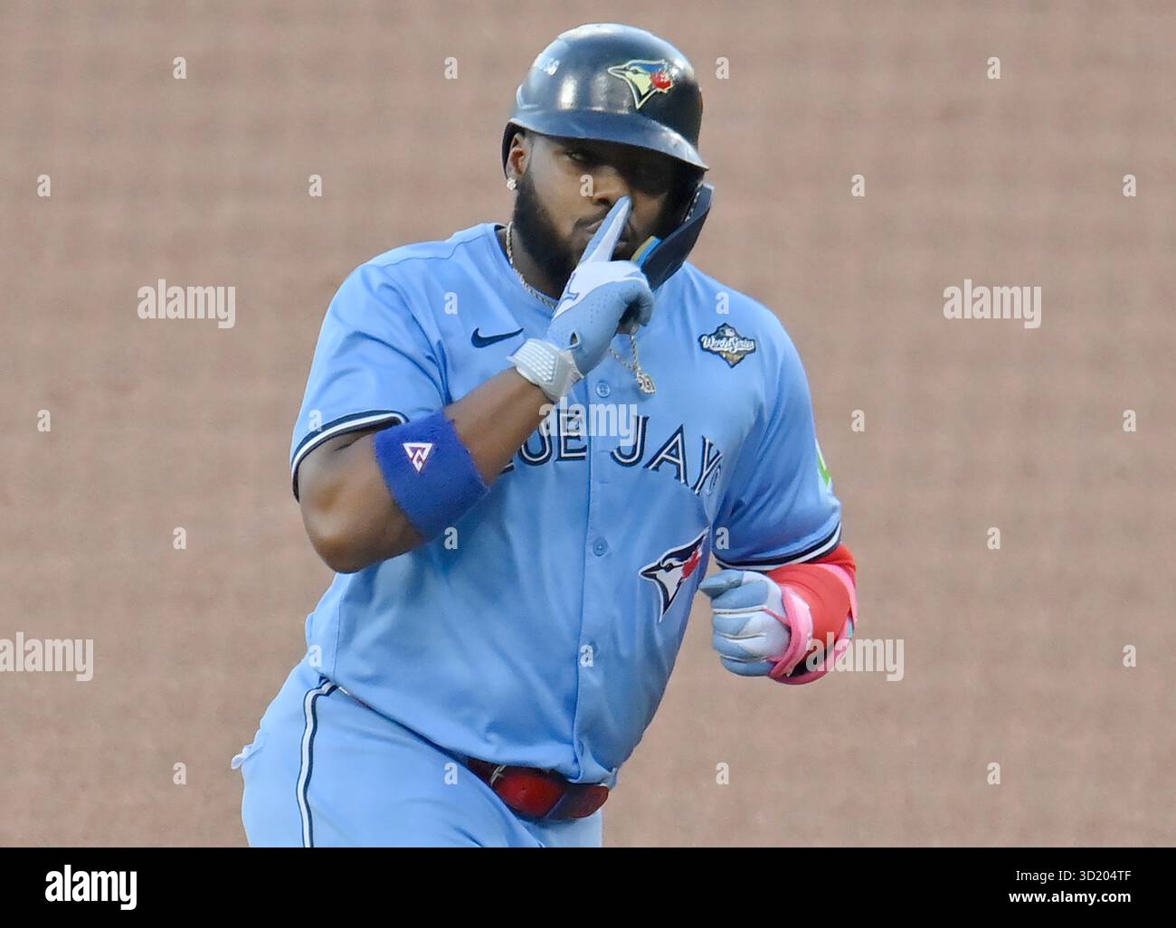 Los Angeles, Stati Uniti. 29 ottobre 2025. Toronto Blue Jays Vladimir Guerrero Jr. (27) gesta verso la panchina dei Los Angeles Dodgers mentre gestisce le basi dopo aver colpito un fuoricampo solo nel primo inning durante gara-5 delle MLB World Series al Dodger Stadium di Los Angeles mercoledì 29 ottobre 2025. Foto di Jim Ruymen/UPI credito: UPI/Alamy Live News Foto Stock