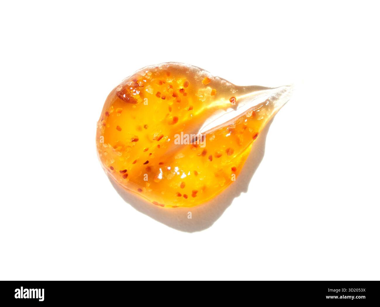 Primo piano di un seme di pomodoro arancione fresco su sfondo bianco con dettagli Foto Stock