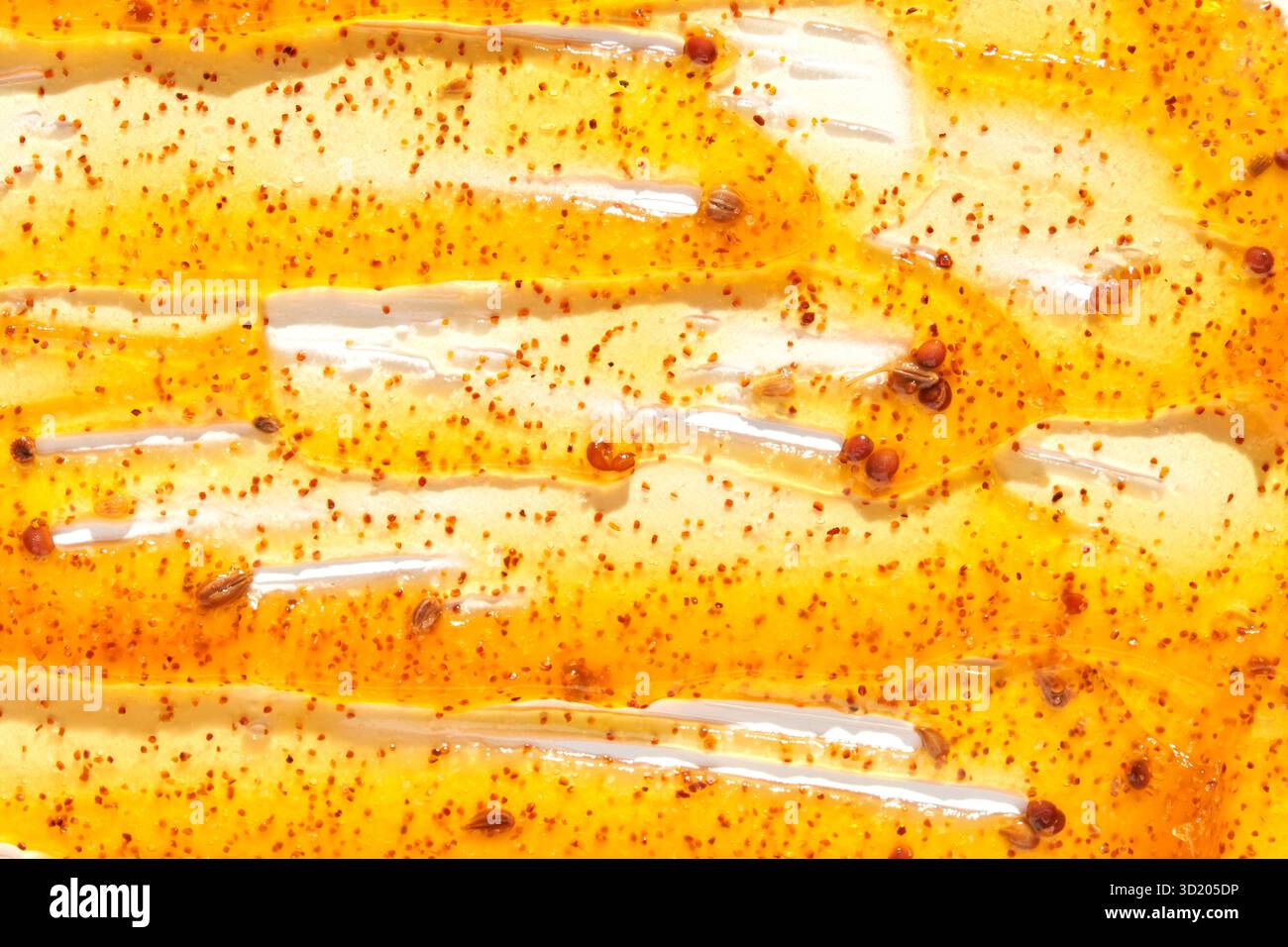 Primo piano del miele fresco e del polline d'api versato sulla superficie a nido d'ape con dorato Foto Stock