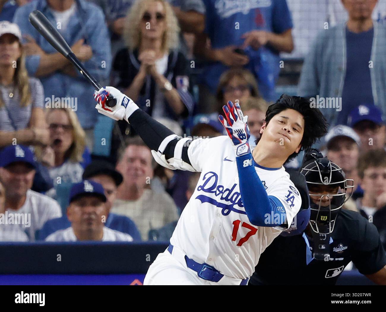 Los Angeles, Stati Uniti. 29 ottobre 2025. I Los Angeles Dodgers designarono l'hitter Shohei Ohtani (17) come oscillante nel terzo inning contro i Toronto Blue Jays durante gara-5 delle MLB World Series al Dodger Stadium di Los Angeles mercoledì 29 ottobre 2025. Foto di John Angelillo/UPI credito: UPI/Alamy Live News Foto Stock
