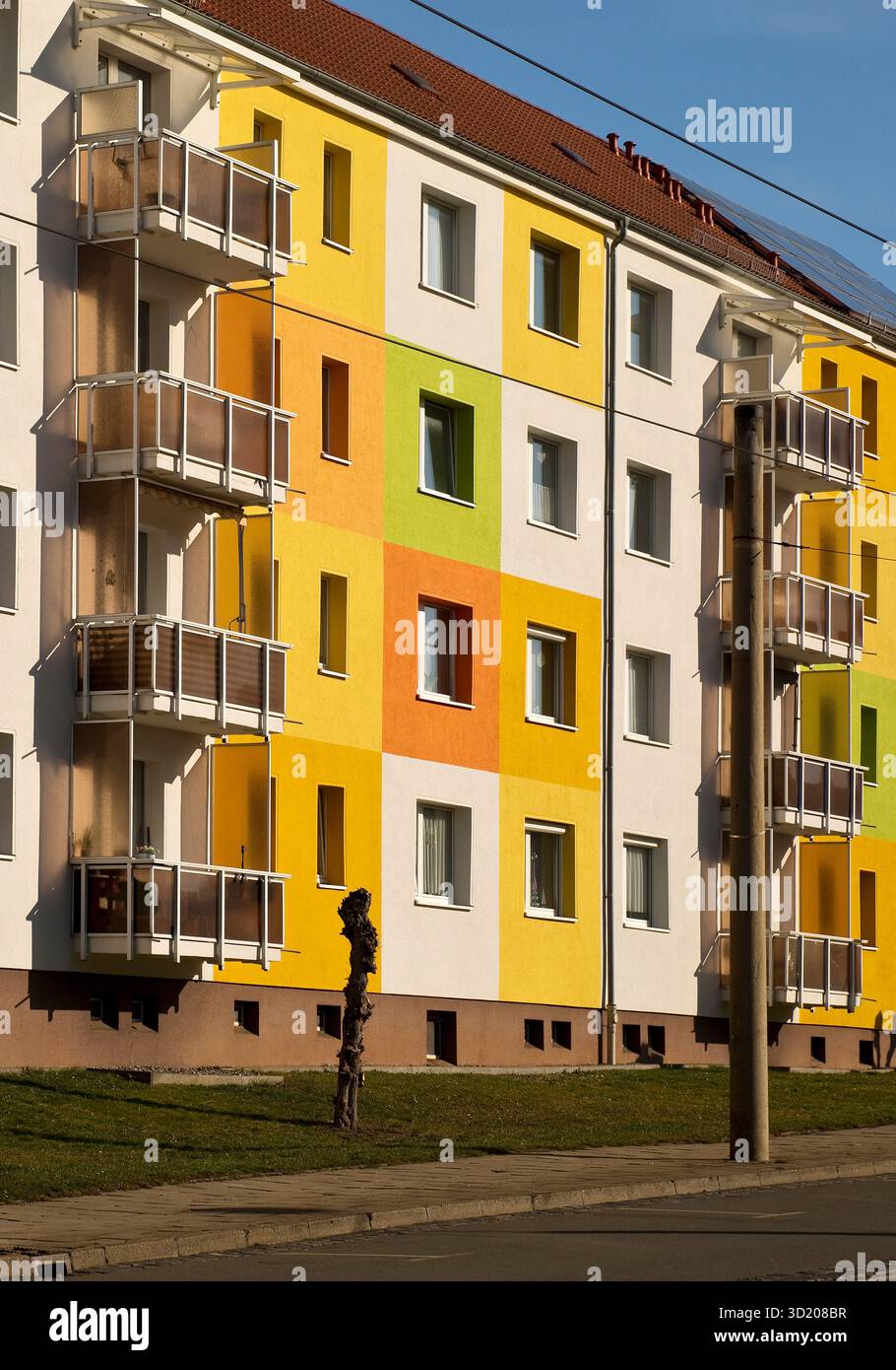 Condomini dal design geometrico e colorato, associazione immobiliare, Halberstadt, Germania Foto Stock