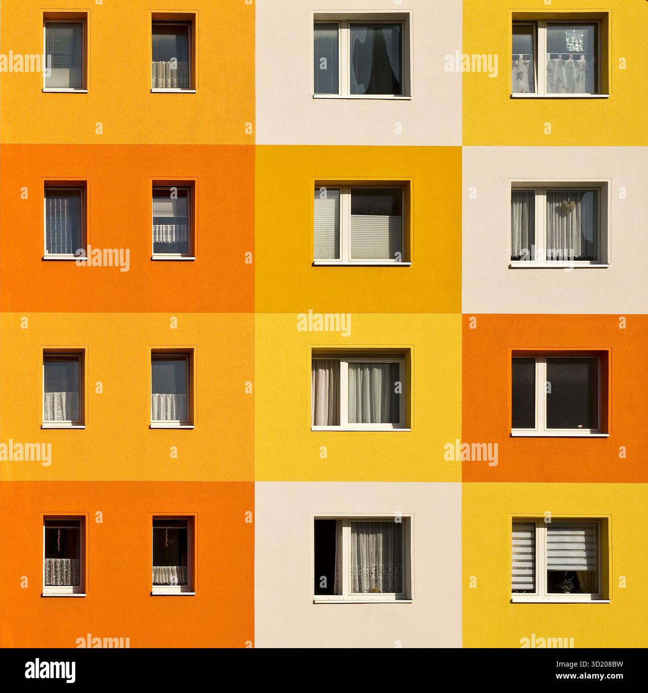 Condomini dal design geometrico e colorato, associazione immobiliare, Halberstadt, Germania Foto Stock