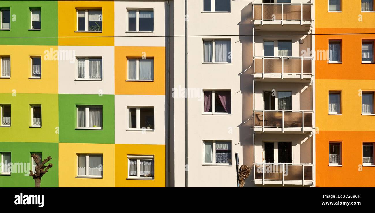 Condomini dal design geometrico e colorato, associazione immobiliare, Halberstadt, Germania Foto Stock