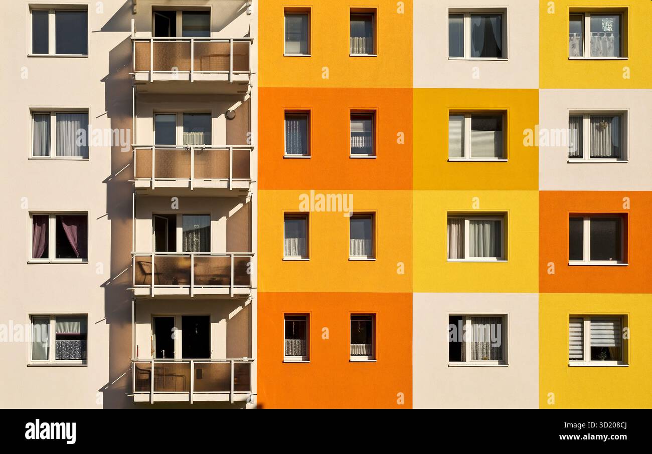 Condomini dal design geometrico e colorato, associazione immobiliare, Halberstadt, Germania Foto Stock