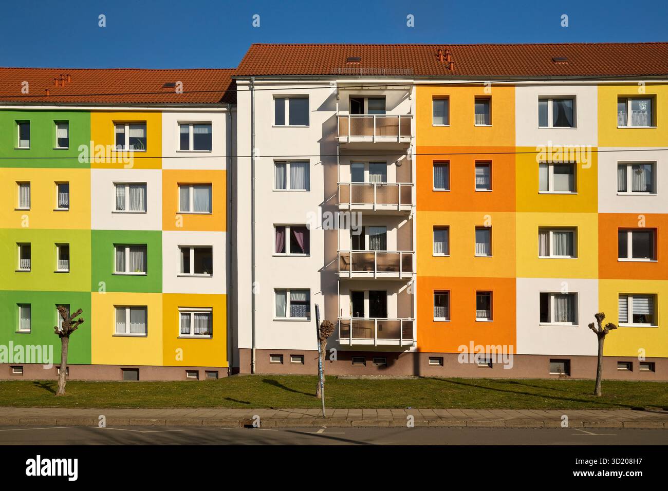 Condomini dal design geometrico e colorato, associazione immobiliare, Halberstadt, Germania Foto Stock
