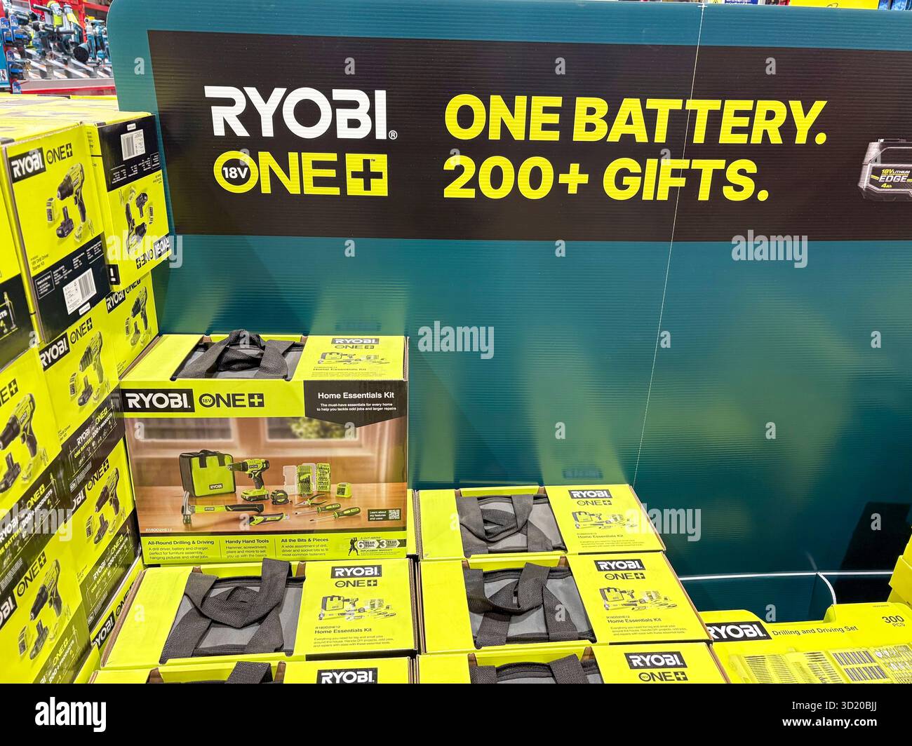 Magazzino Bunnings, set di utensili e trapano elettrico Ryobi per la casa in vendita, Sydney, Australia Foto Stock