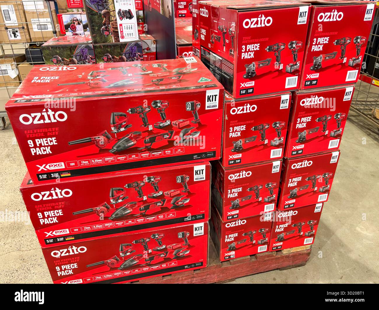 Utensili elettrici Ozito, kit da 3 e 9 pezzi inclusi trapani, seghetto alternativo, avvitatore a percussione, aspirapolvere e soffiante, negozio Bunnings a Sydney, Australia Foto Stock