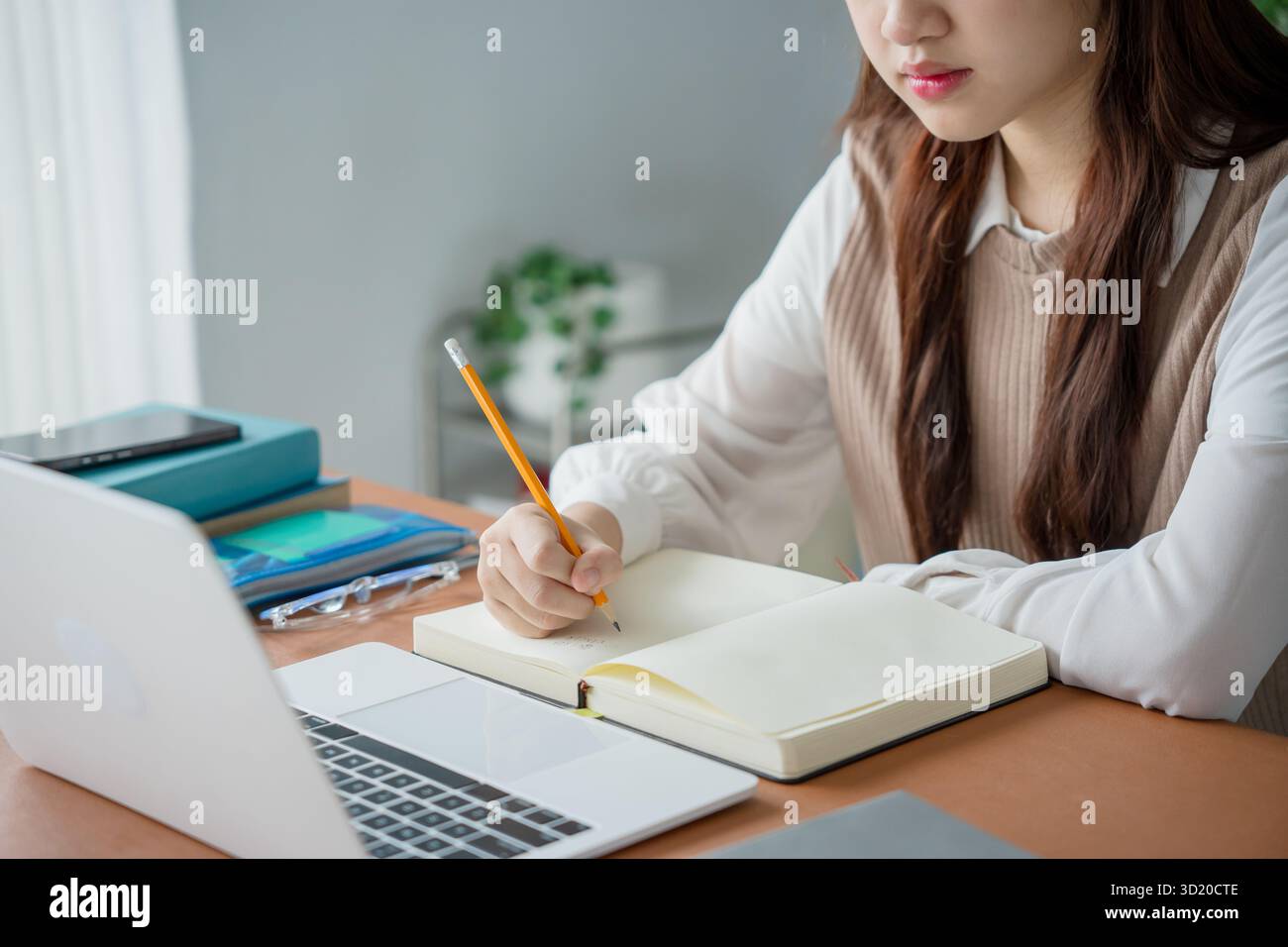 Donna asiatica che usa il laptop per studiare studentessa impegnata nell'apprendimento online all'università. Foto Stock