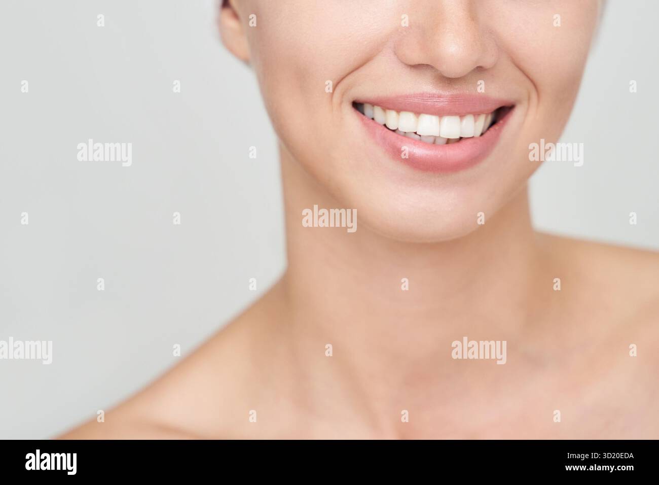 Primo piano di giovani donne caucasiche sorridenti con denti visibili e pelle liscia Foto Stock