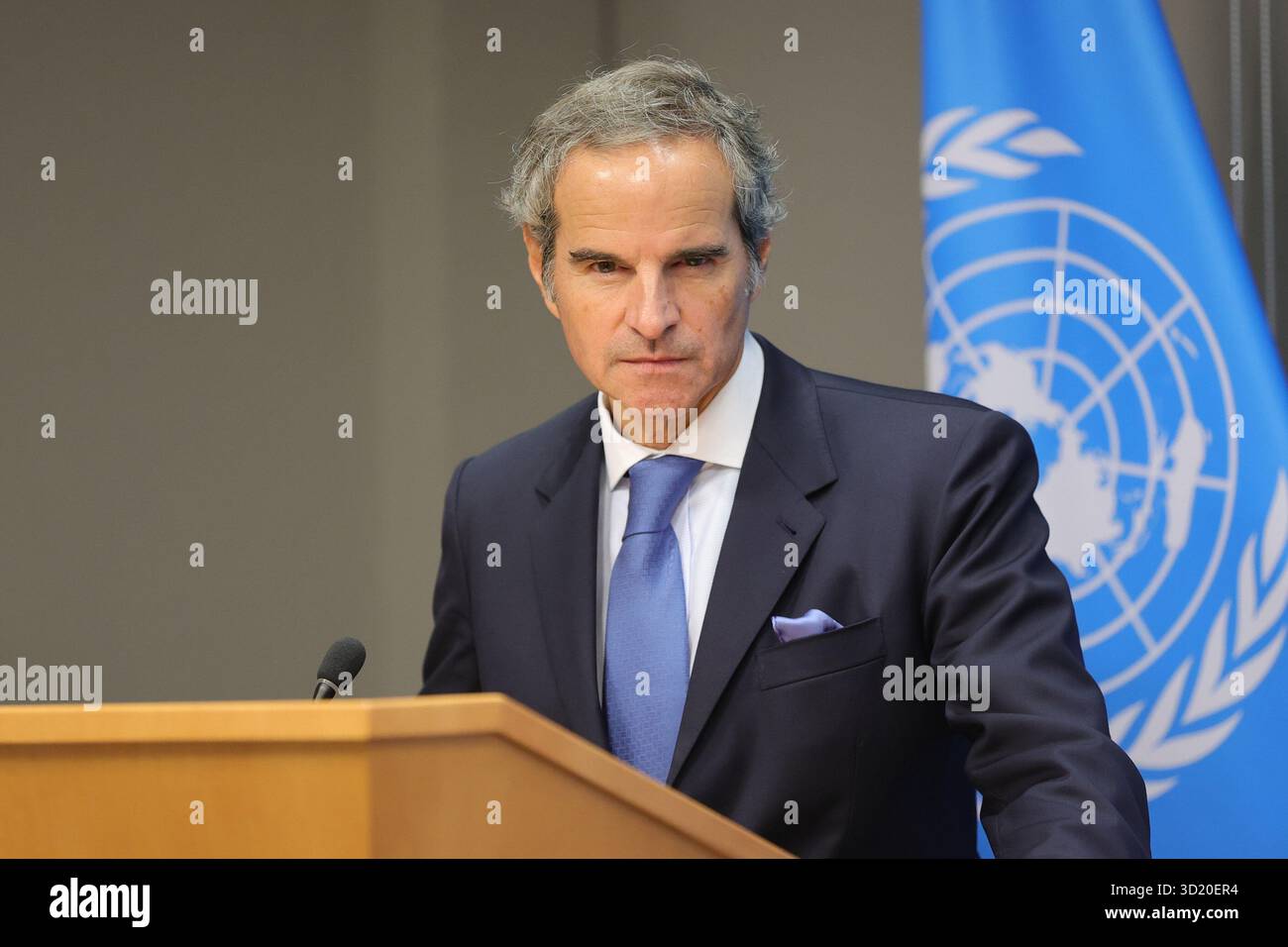 NAZIONI UNITE, NEW YORK – 29 OTTOBRE 2025: Rafael Mariano grossi, direttore generale dell'Agenzia internazionale per l'energia atomica (AIEA), ha informato i giornalisti dopo aver presentato il rapporto Agencys 2024 alle Nazioni Unite. Grossi ha discusso gli attuali sviluppi nucleari in Iran e nella Peoples Repubblica democratica di Corea (RPDC), sottolineando la necessità di trasparenza e dialogo. Ha anche affrontato la sua candidatura per diventare il prossimo Segretario generale delle Nazioni Unite, sottolineando il continuo impegno per la pace globale, il multilateralismo e la non proliferazione. (Foto: Luiz Rampelotto/EuropaNewswire) Foto Stock