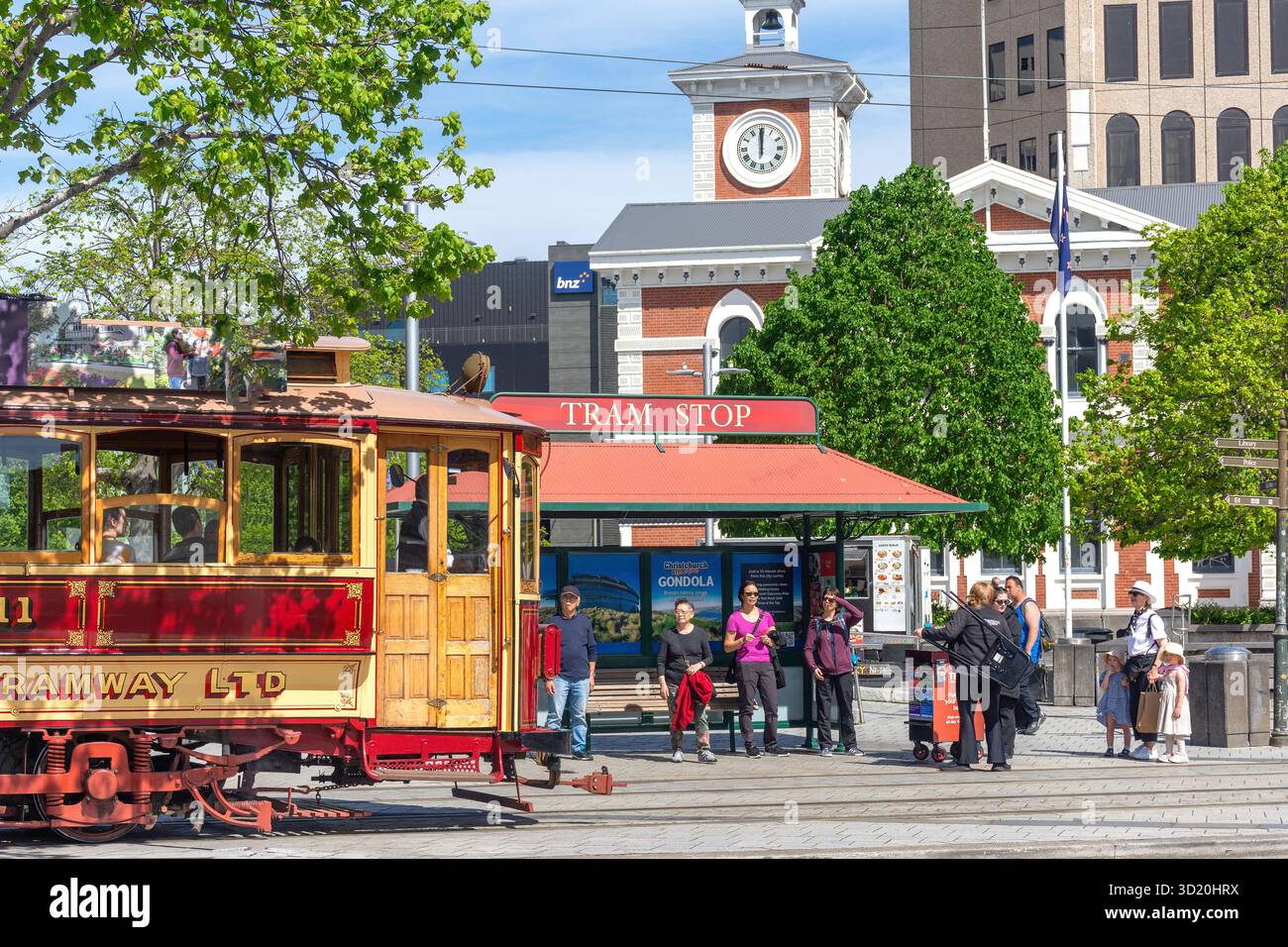 Tour della città di Christchurch in tram alla fermata del tram, Cathedral Square, Christchurch Central City, Christchurch (Ōtautahi), Canterbury Region, nuova Zelanda Foto Stock