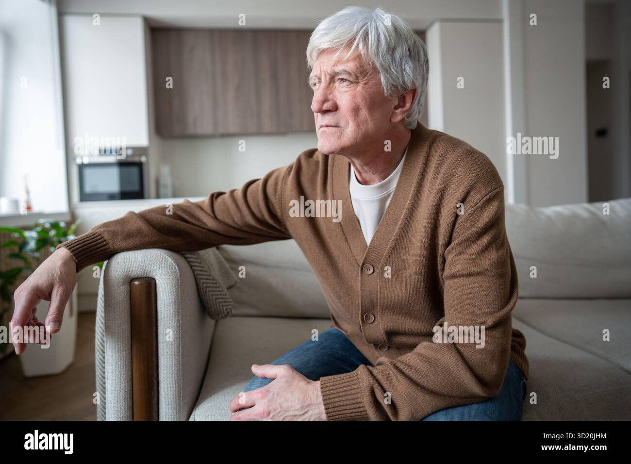 Disperato depresso senior con perdita di memoria guarda lontano a casa, demenza e paura Foto Stock