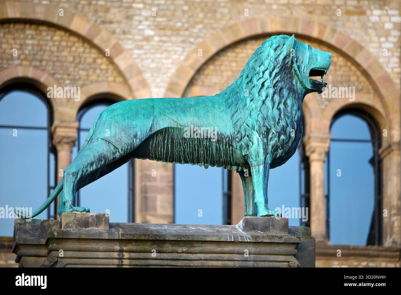 Scultura in bronzo, replica del Leone di Braunschweig, Palazzo Imperiale Goslar, bassa Sassonia, Germania, Europa Foto Stock