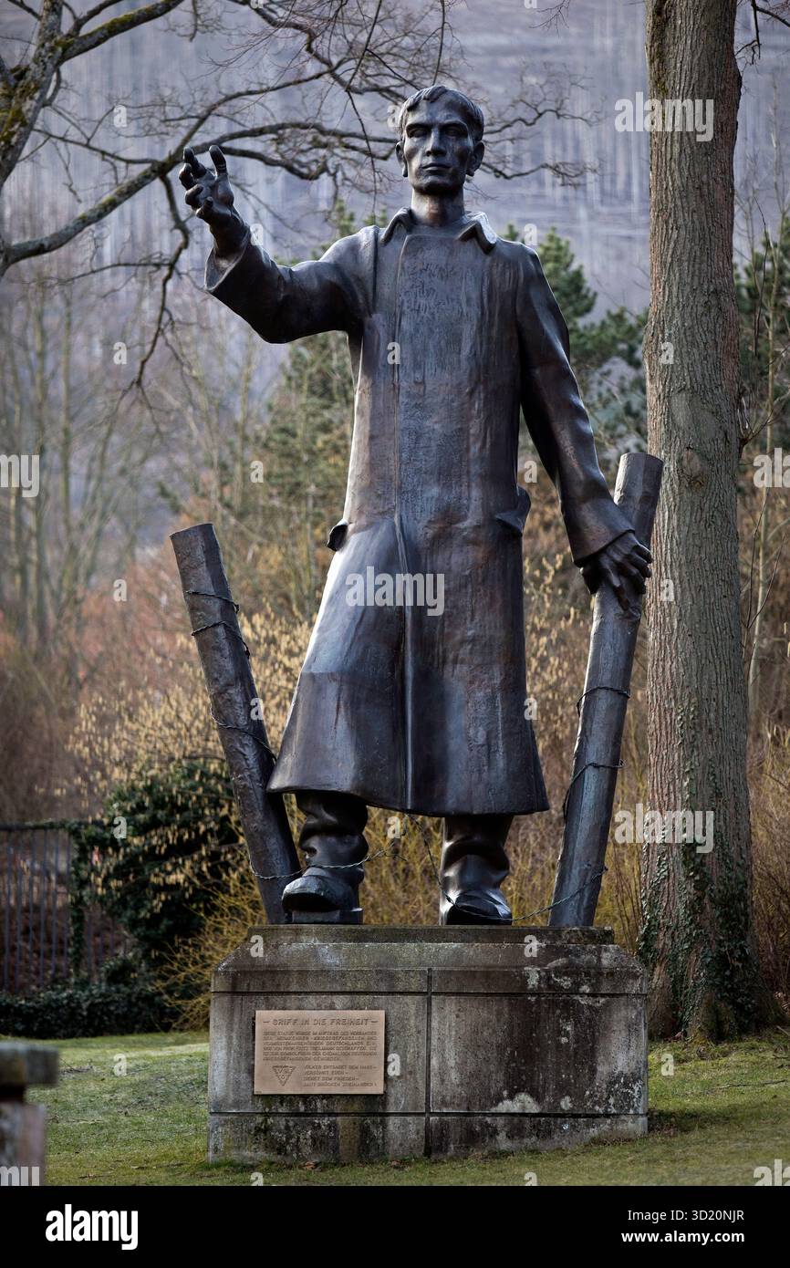 Satue con il titolo Griff in Die Freiheit del Prof. Fritz Theilmann per conto del Verband der Heimkehrer, Krieggefangenen und Foto Stock