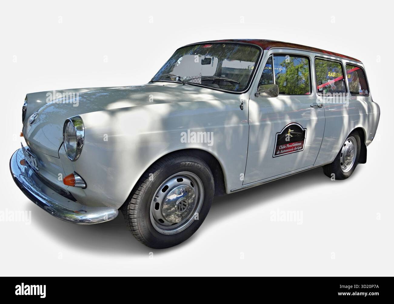 Variante Volkswagen tipo 3 bianca che mostra ombre sugli alberi sulla portiera del passeggero Foto Stock