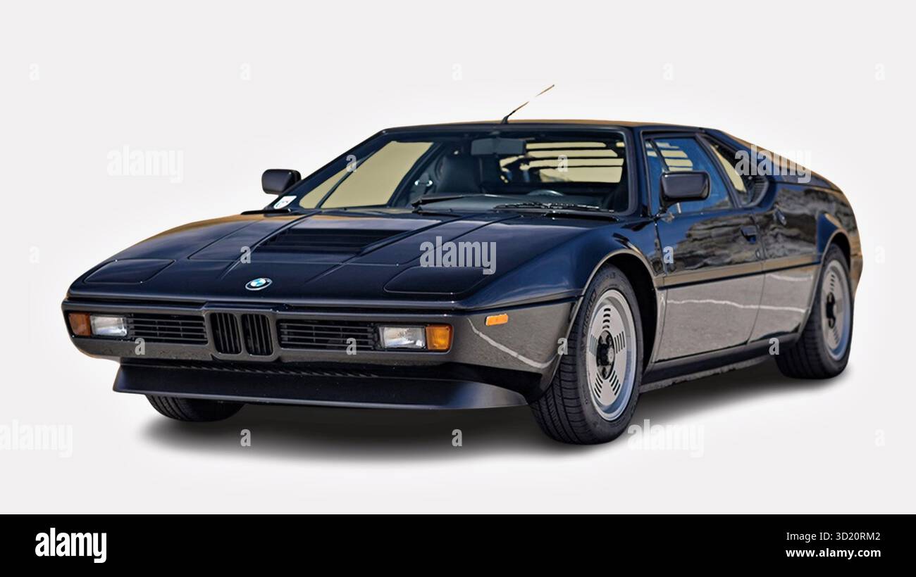 Supercar BMW M1 nera parcheggiata su sfondo bianco Foto Stock