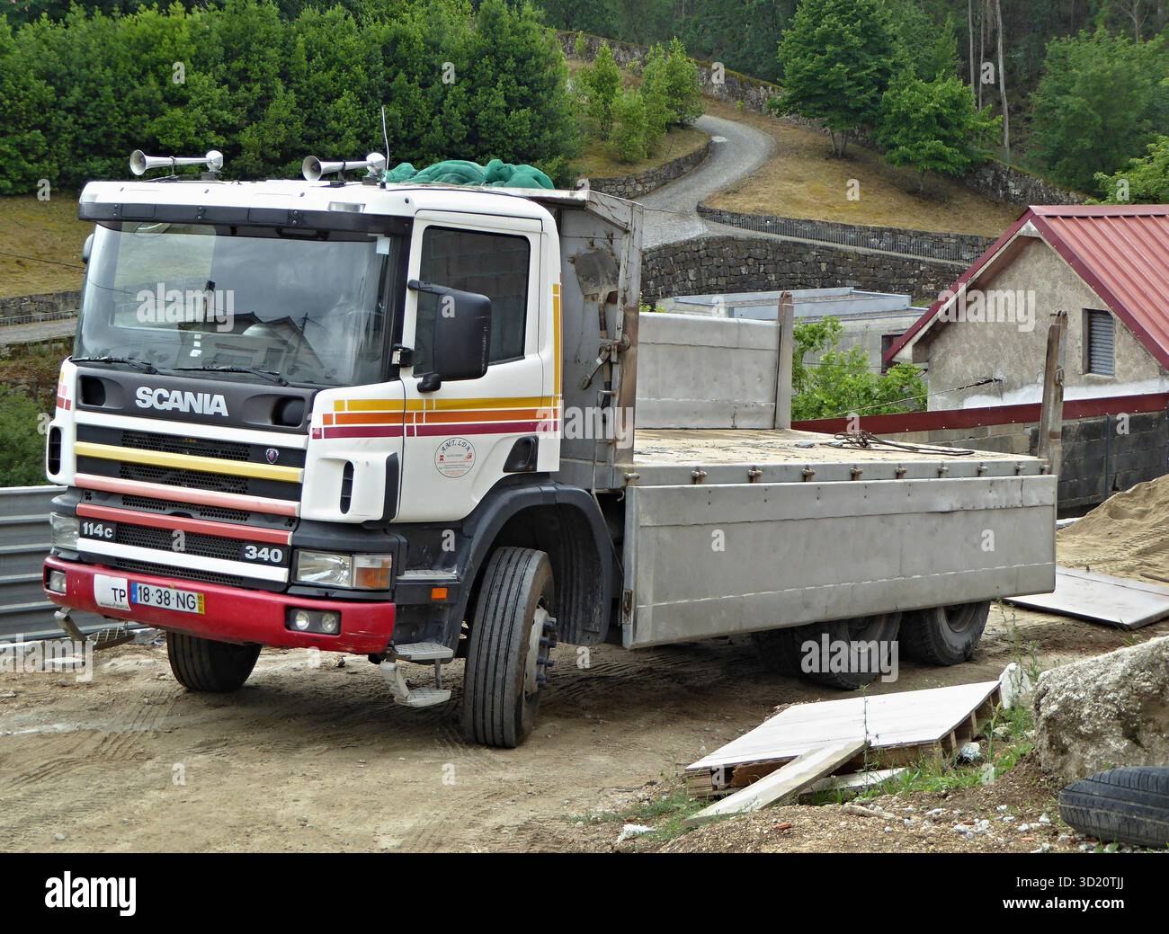 Veicolo Scania 114c 340 parcheggiato vicino al cantiere Foto Stock