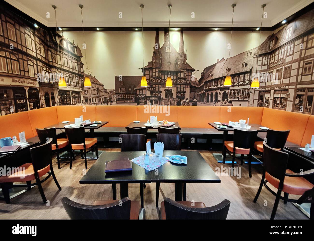 Caffè fotografico interno con carta da parati fotografica della piazza del mercato con il municipio, la città vecchia, Wernigerode, Harz, Sassonia-Anhalt, GE Foto Stock