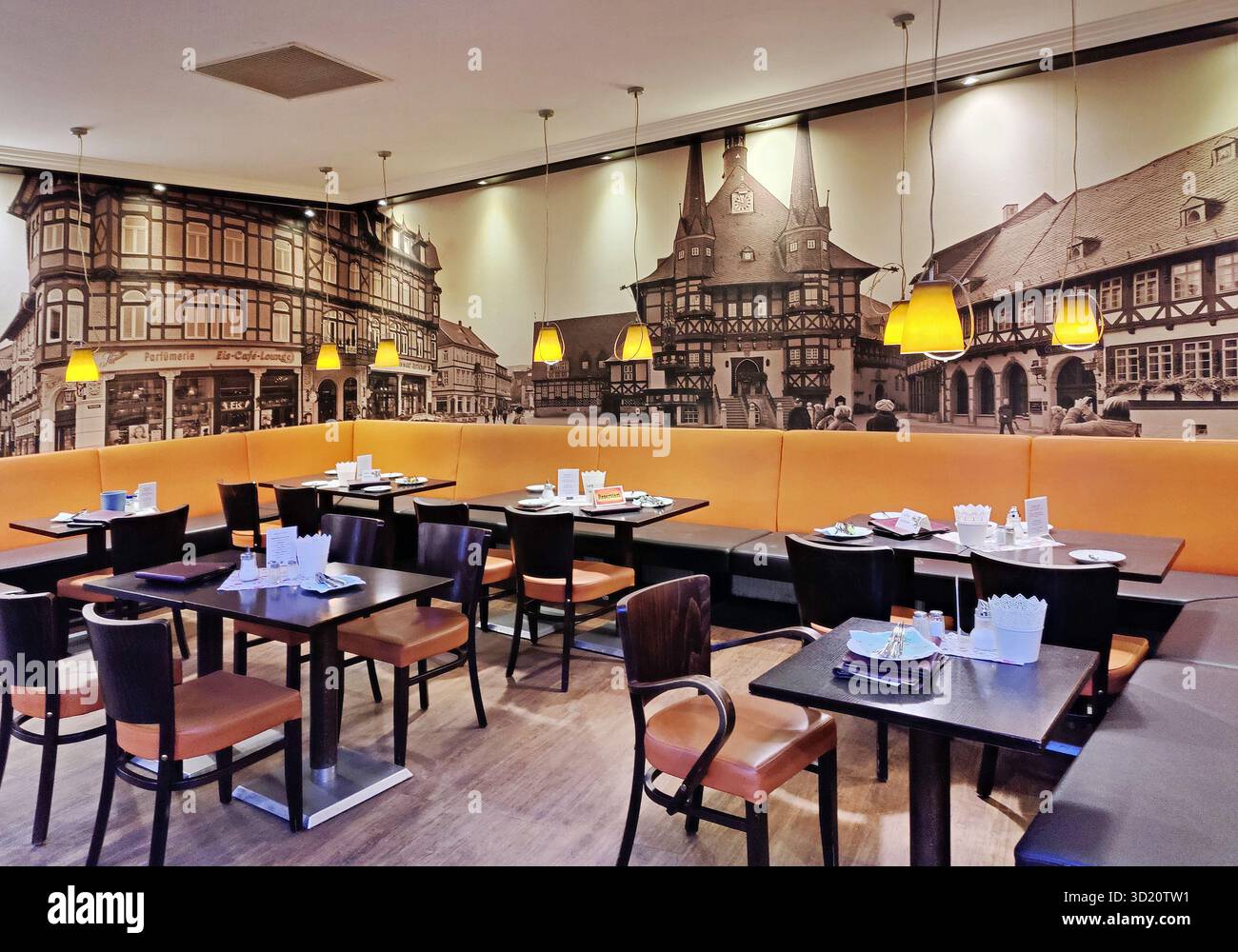 Caffè fotografico interno con carta da parati fotografica della piazza del mercato con il municipio, la città vecchia, Wernigerode, Harz, Sassonia-Anhalt, GE Foto Stock