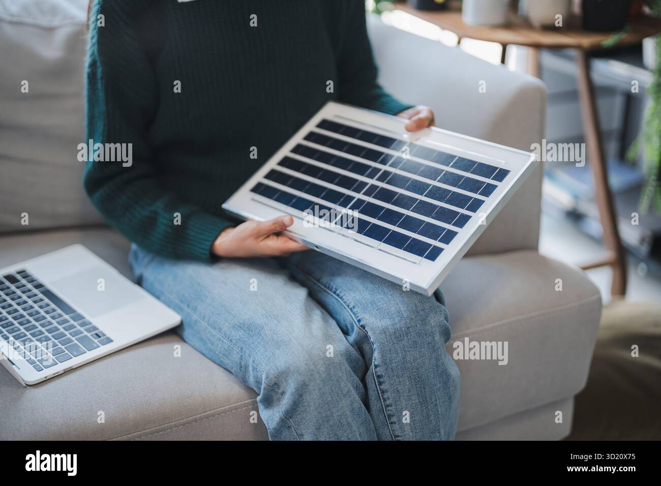 Il proprietario di casa installa sistemi di energia solare nella sua casa donna asiatica che impara a conoscere la tecnologia sostenibile Foto Stock