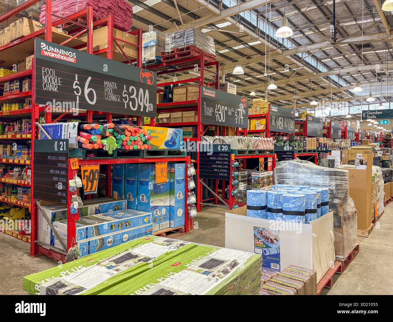 Attrezzature per la piscina e detergenti in vendita nel magazzino Bunnings centro di miglioramento della casa a Sydney, nuovo Galles del Sud, Australia Foto Stock
