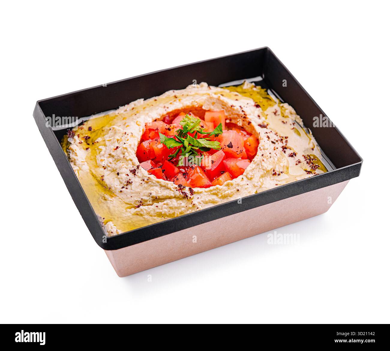 L'hummus preparato al momento con pomodori a dadini ed erbe aromatiche è presentato ad arte in un contenitore elegante e moderno, che mette in risalto i colori e le consistenze vivaci Foto Stock