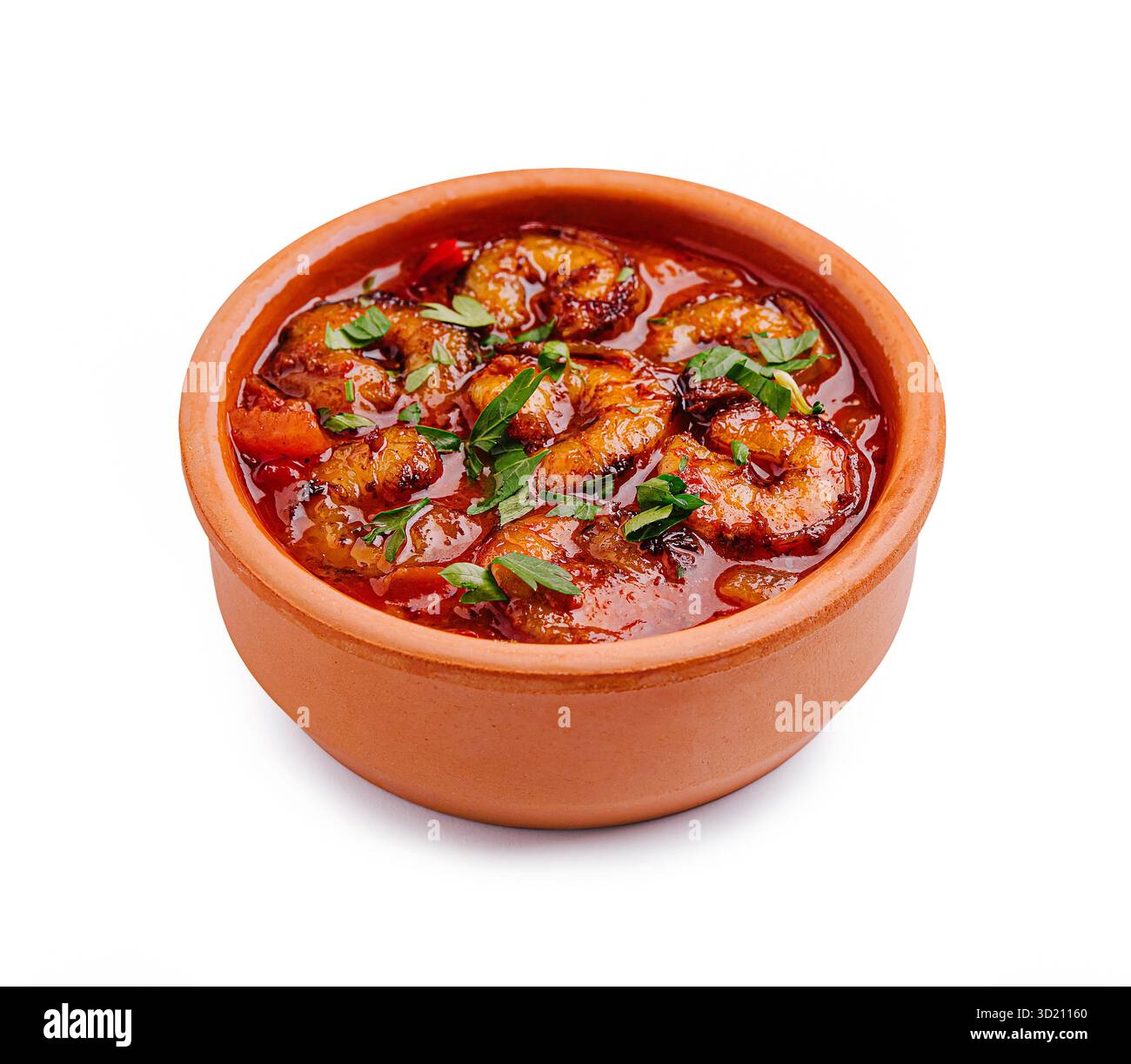 Un saporito piatto di gamberi si trova in una pentola di argilla, caratterizzata da colori vivaci di peperoni freschi ed erbe aromatiche. Il piatto è cucinato generosamente in un sau ricco e saporito Foto Stock