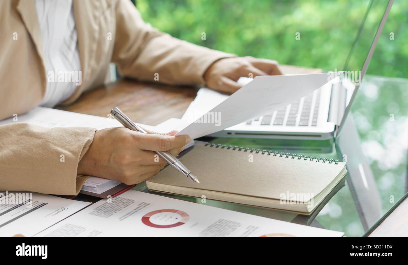 Donna d'affari che lavora in uno spazio di lavoro moderno e rispettoso dell'ambiente idee creative per investitori professionali ecocompatibili Foto Stock