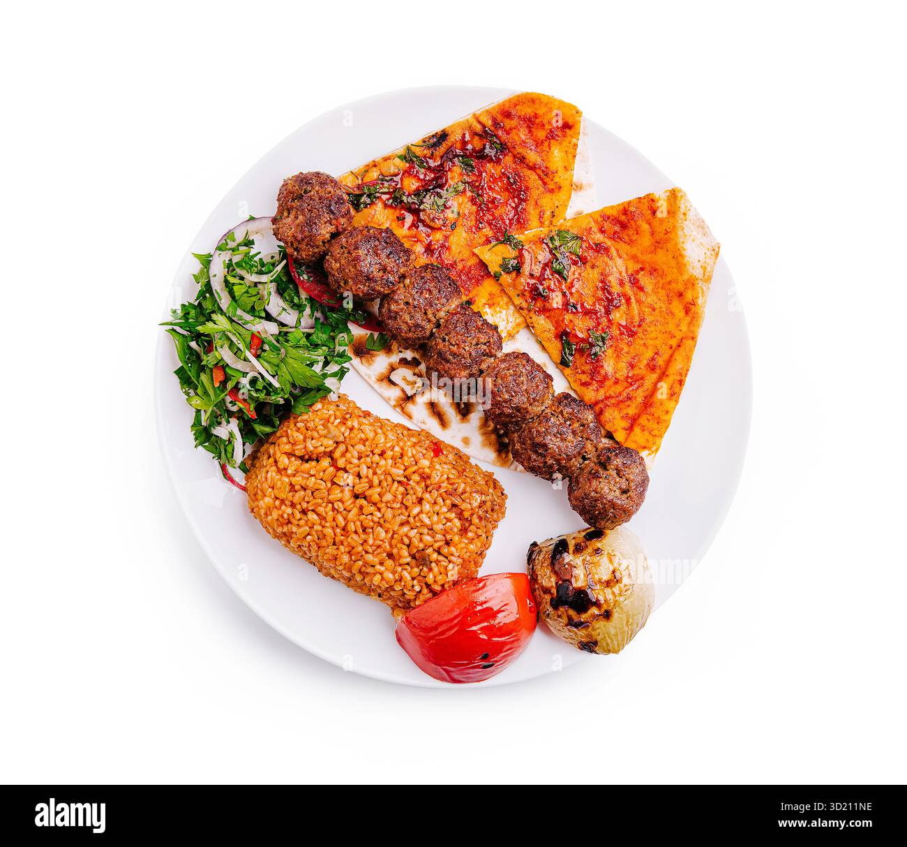 Kebab grigliati serviti con focaccia piccante, riso e insalata fresca su un piatto in un ambiente vivace Foto Stock