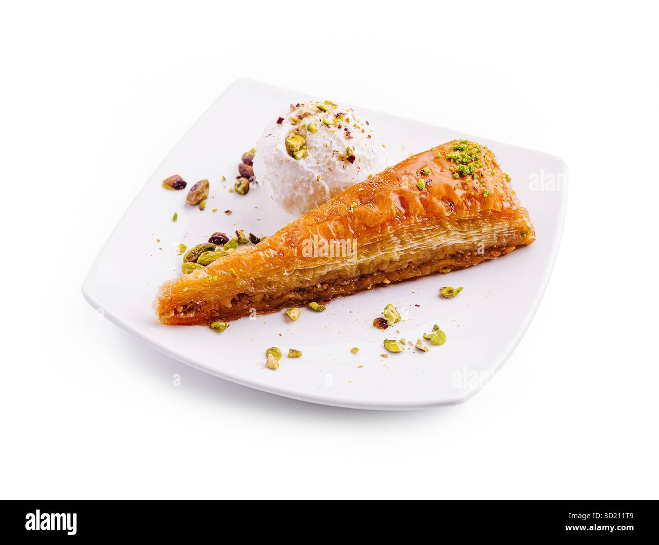 Delizioso dessert baklava servito con gelato e guarnizione di pistacchio su un piatto bianco Foto Stock