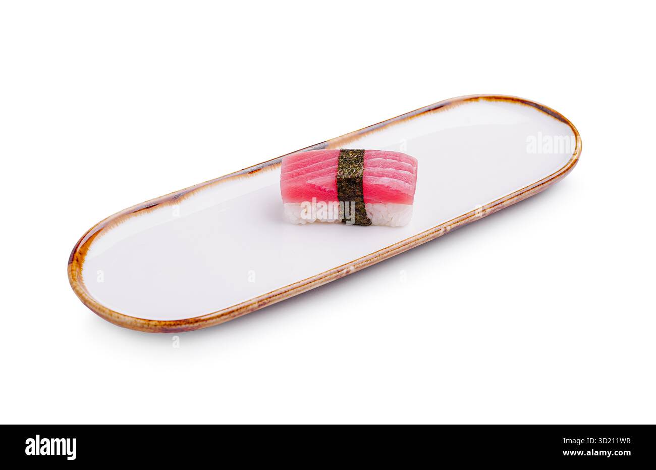 Sushi servito su un piatto minimalista con nigiri di tonno in una presentazione semplice ma elegante Foto Stock