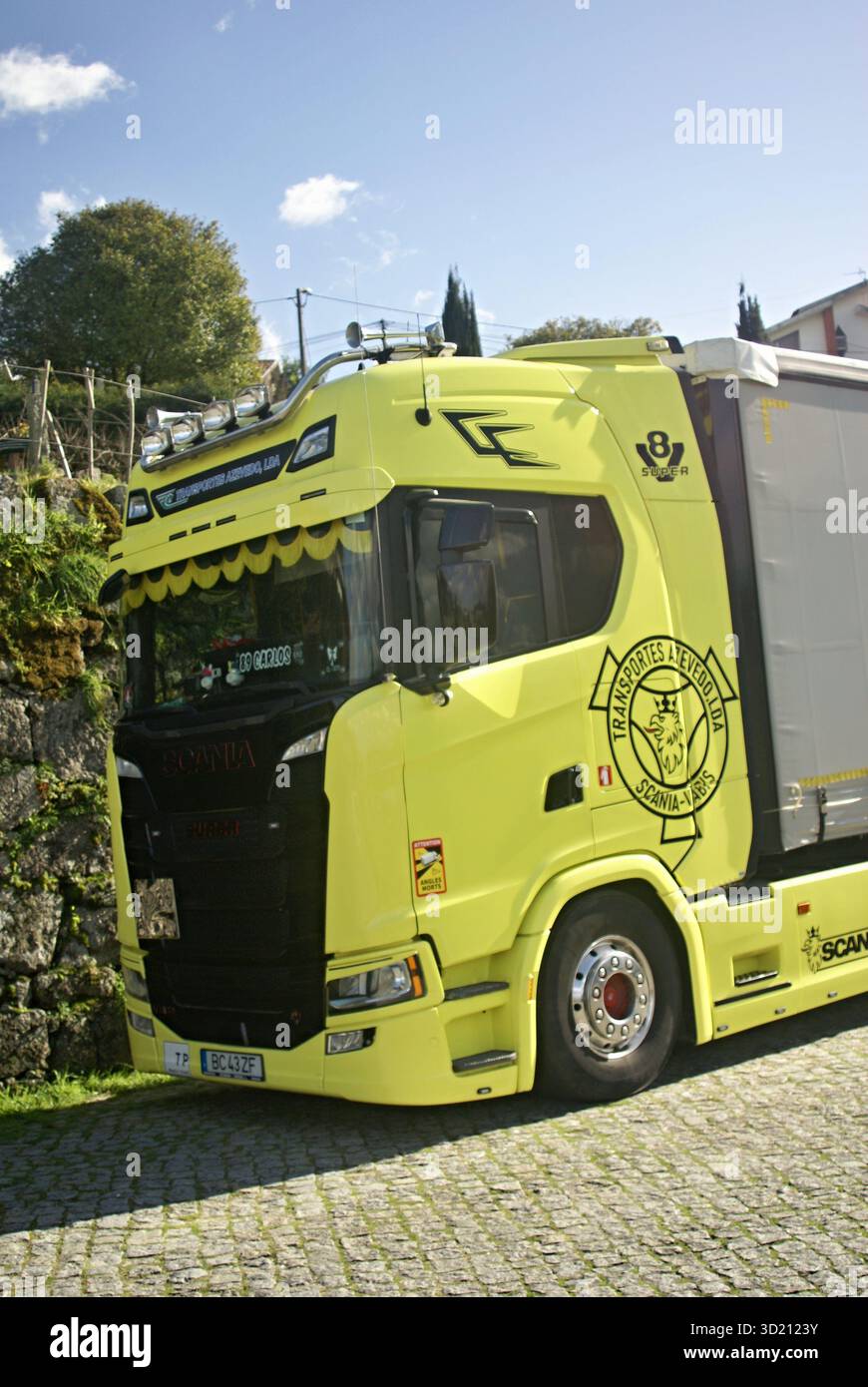 Camion giallo Scania parcheggiato su strada acciottolata Foto Stock