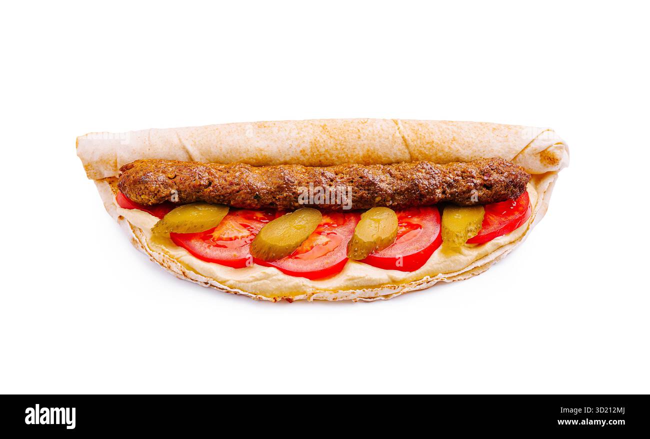 Delizioso impacco di kebab alla griglia con verdure fresche e salsa cremosa servita in una tortilla Foto Stock