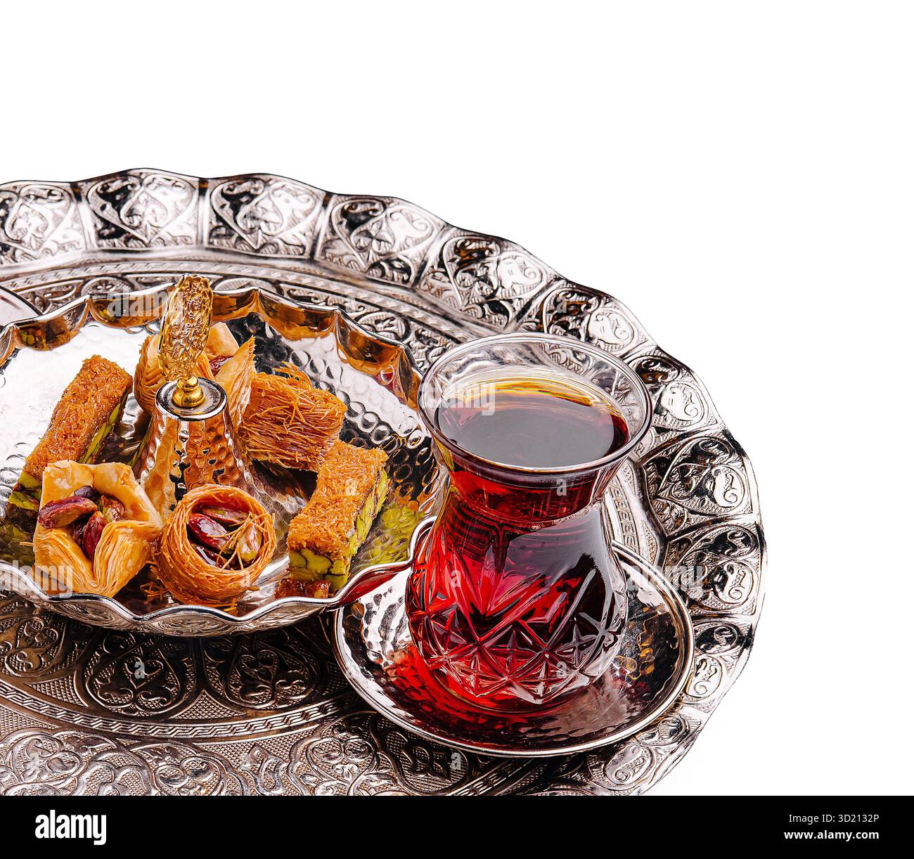 Tradizionale tè turco e dolci serviti su un vassoio di metallo decorato in un ambiente mediorientale Foto Stock