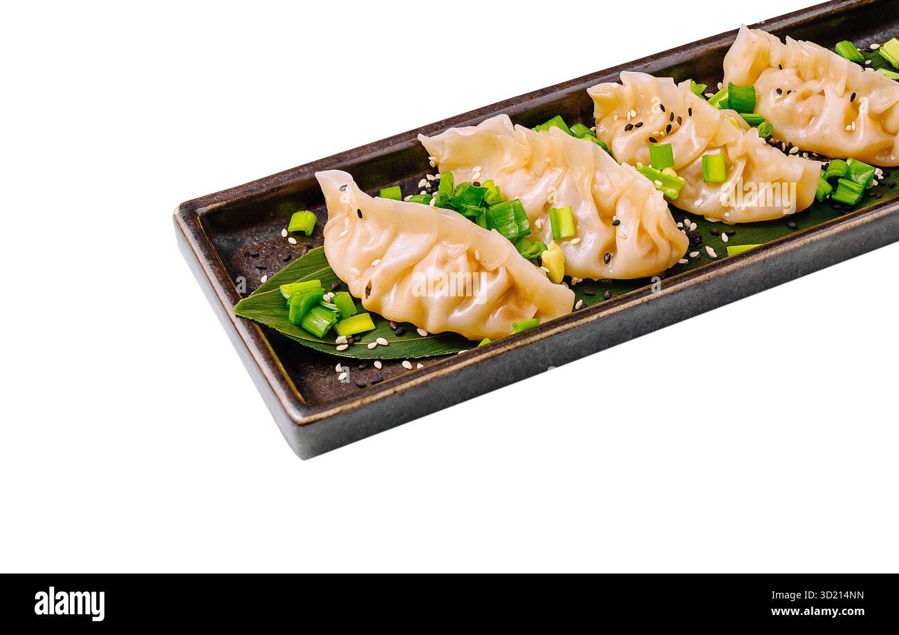 Gnocchi deliziosi serviti su un piatto elegante con salsa e decorazioni in un ambiente alla moda Foto Stock