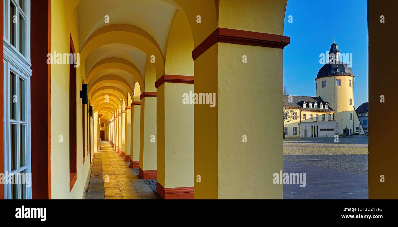 Castello inferiore, arcata nel Corps de Logis e vista della Fat Tower con Piazza del Castello, Siegen, Renania settentrionale-Vestfalia, Germania Foto Stock