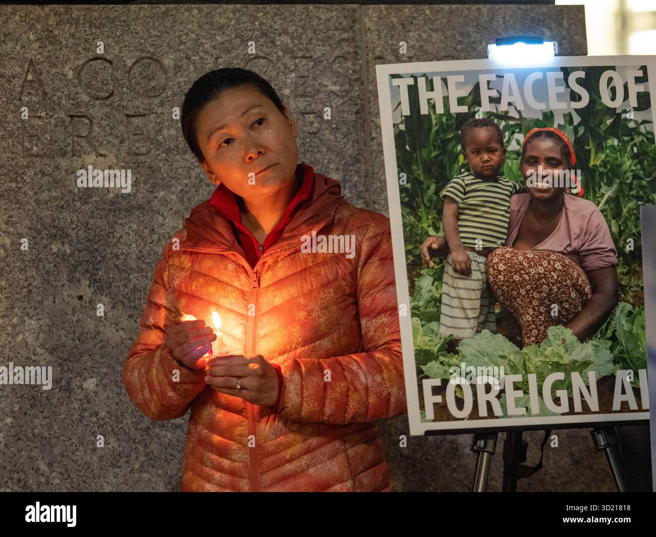 Washington, District of Columbia, USA. 29 ottobre 2025. Un ex membro dell'Agenzia americana per lo sviluppo internazionale (USAID) tiene una candela durante una veglia che piange coloro che sono morti a causa dei tagli agli aiuti stranieri statunitensi e chiede il ripristino di programmi di assistenza stranieri. (Credit Image: © sue Dorfman/ZUMA Press Wire) SOLO PER USO EDITORIALE! Non per USO commerciale! Foto Stock