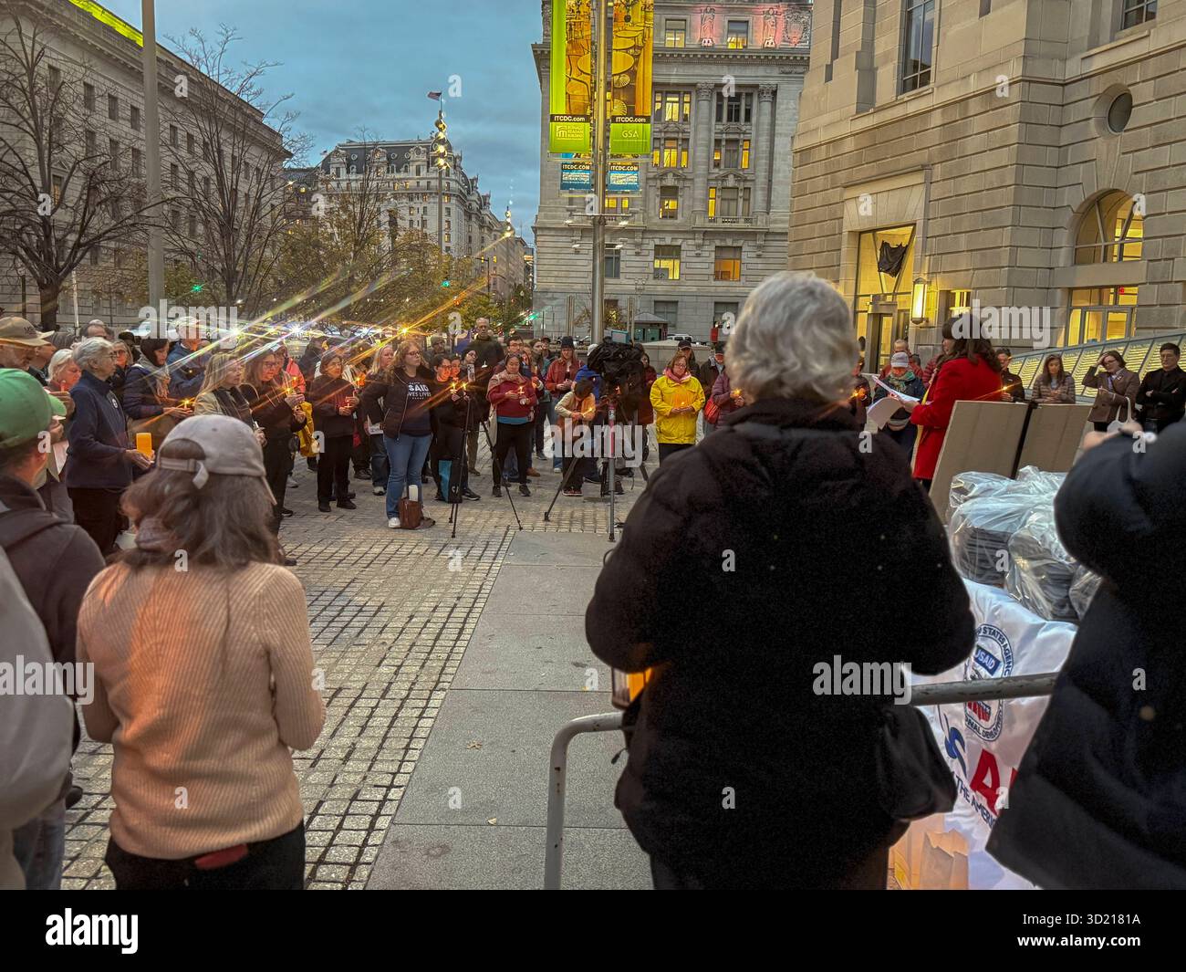 Washington, District of Columbia, USA. 29 ottobre 2025. L'ex staff dell'Agenzia degli Stati Uniti per lo sviluppo internazionale (USAID) tiene una veglia a lume di candela fuori dal loro ex quartier generale DC.per piangere coloro che sono morti a causa dei tagli all'assistenza straniera degli Stati Uniti e per chiedere un ripristino dei programmi di assistenza stranieri. (Credit Image: © sue Dorfman/ZUMA Press Wire) SOLO PER USO EDITORIALE! Non per USO commerciale! Foto Stock