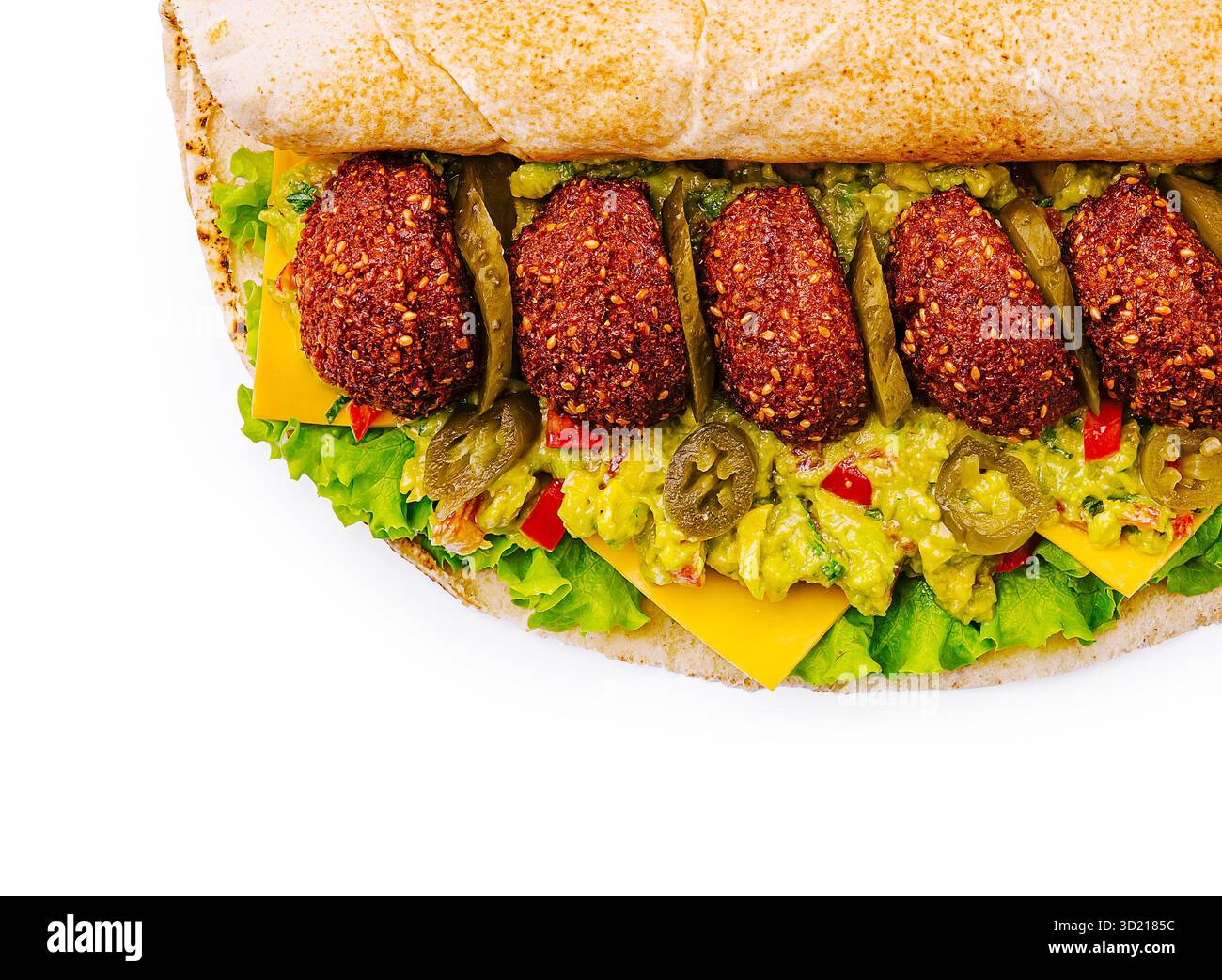 Delizioso involucro di falafel ripieno di ingredienti freschi e condimenti colorati Foto Stock