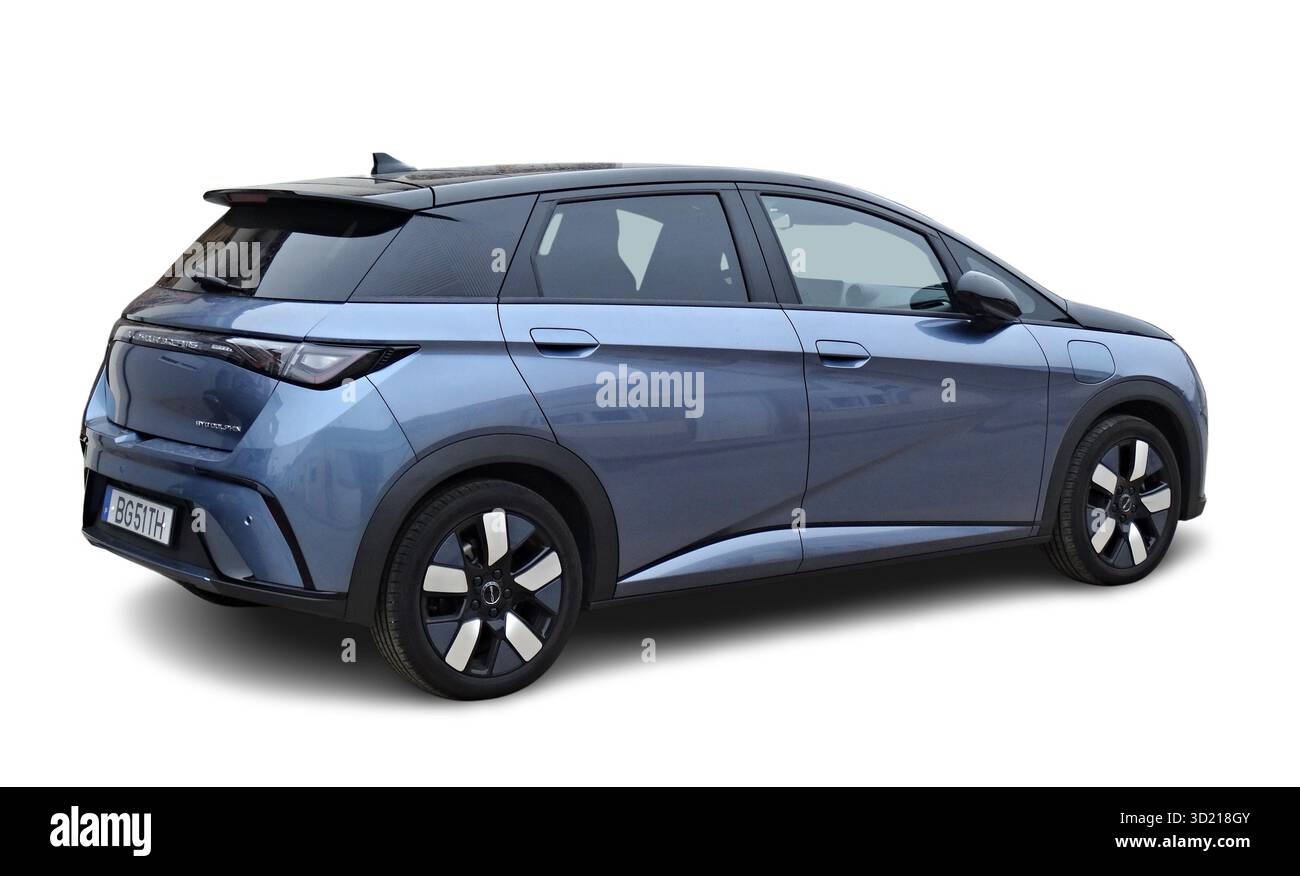 Moderna auto elettrica parcheggiata, con design elegante e trasporti sostenibili Foto Stock