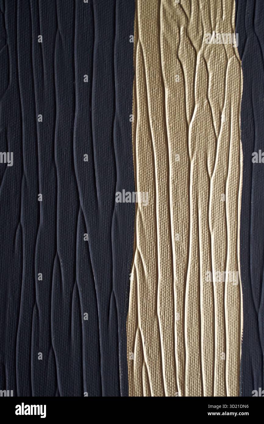 Pittura astratta testurizzata con linee verticali e scanalature nere e dorate Foto Stock