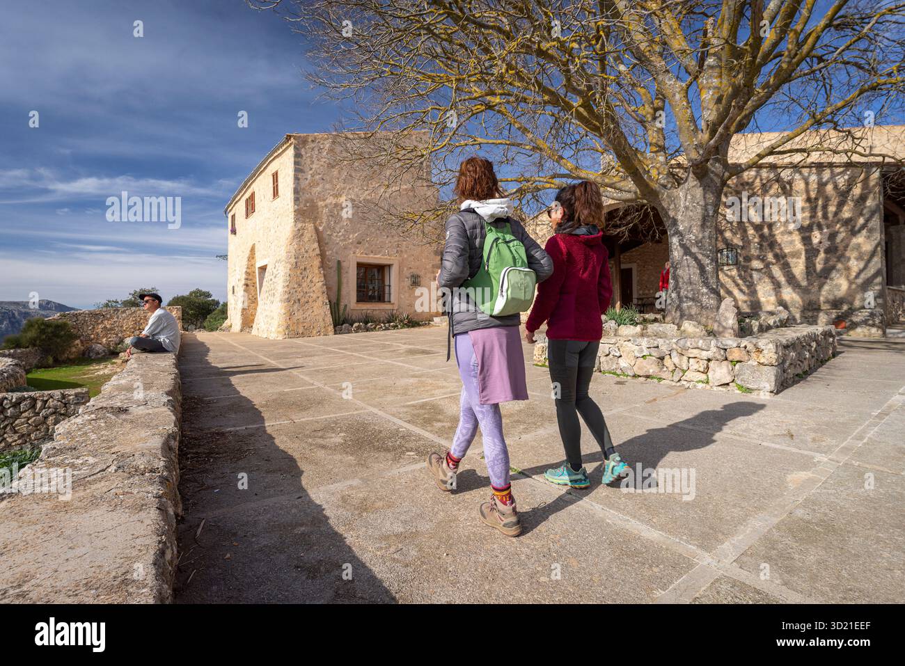 Escursionisti che riposano al castello di Alaró, all'eremo e all'ostello, alla collina di Alaró, al percorso in pietra secca, all'area naturale della Serra de Tramunta Foto Stock