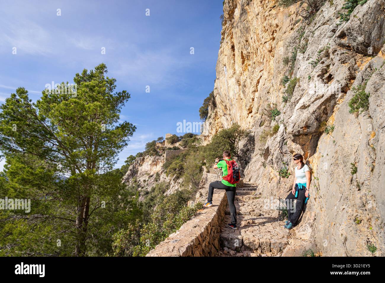 Castello di Alaró, escursionisti sulle scale del percorso di accesso, collina di Alaró, percorso in pietra secca, area naturale della Serra de Tramuntana, Foto Stock