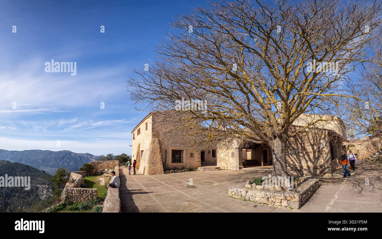 Escursionisti che riposano al castello di Alaró, all'eremo e all'ostello, alla collina di Alaró, al percorso in pietra secca, all'area naturale della Serra de Tramunta Foto Stock