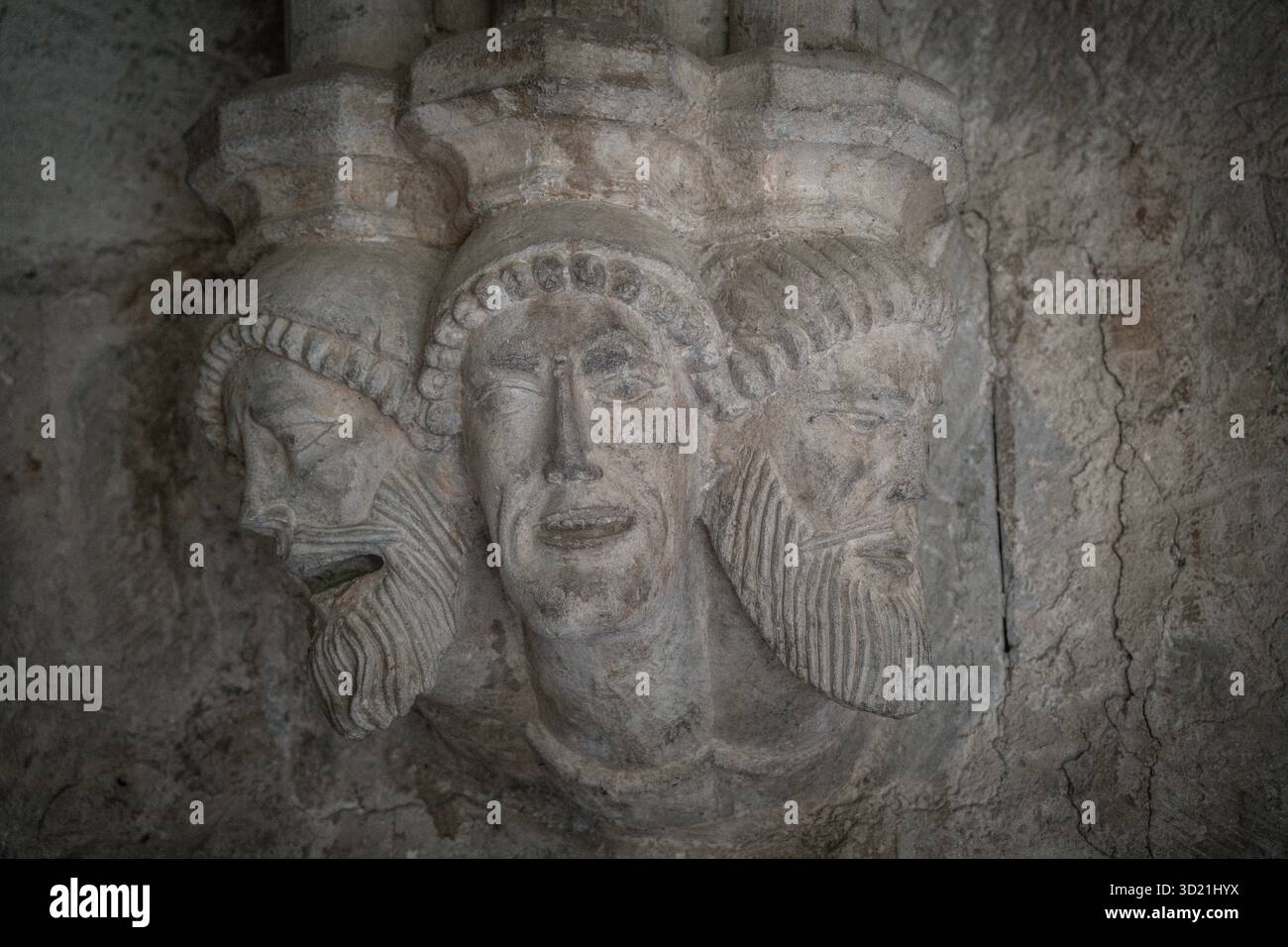 Atlante e volti umani dei mensole, chiostro del monastero reale di Santa María de Veruela, abbazia cistercense del XII secolo, Ver Foto Stock