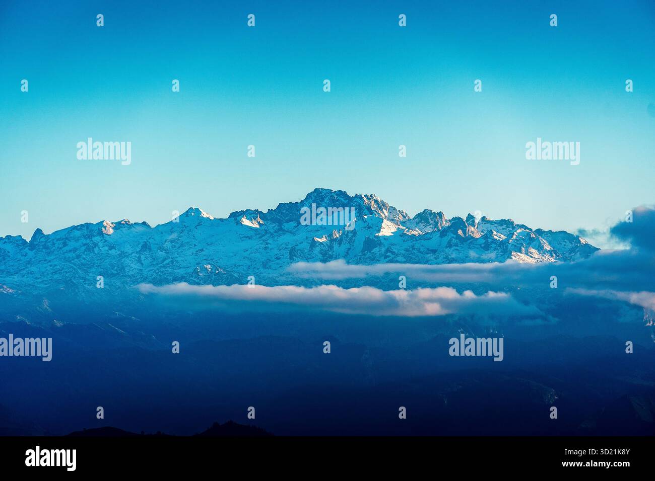 Picco montano innevato. Picos de Europa Foto Stock